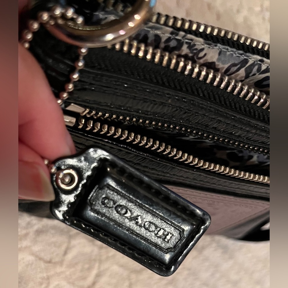 Coach Poppy black patent leather mini bag wristlet clutch EUC - Picture 6 of 8